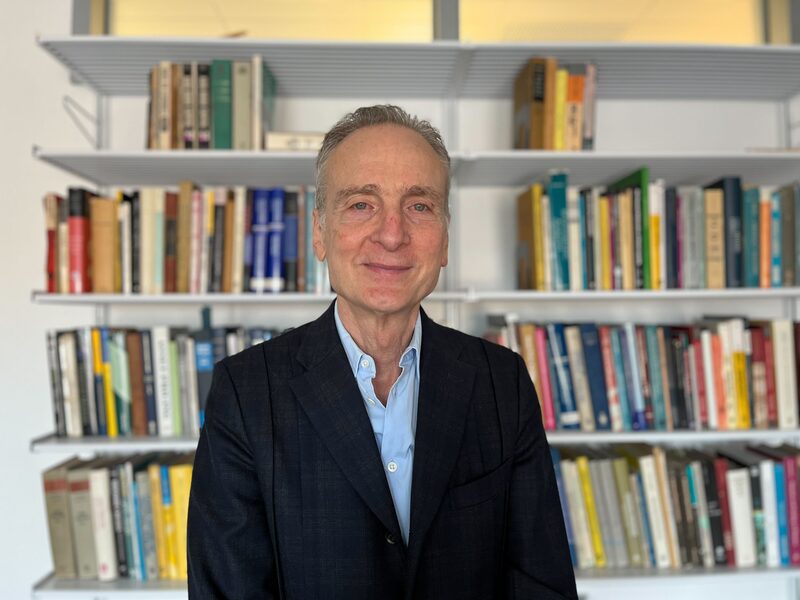 O economista brasileiro, professor na Universidade de Columbia, em Nova York, em seu escritório O economista brasileiro, professor na Universidade de Columbia, em Nova York, em seu escritório