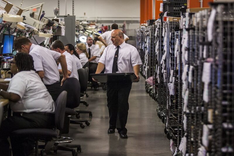 La economía conductual puede asistir a los gobiernos en políticas públicas que, sin obligar a tomar decisiones individuales, contribuyan con ‘un empujoncito’ a facilitar el proceso de toma de decisiones y comportamientos en las personas para mejorar su salud, bienestar y felicidad. La economía conductual puede asistir a los gobiernos en políticas públicas que, sin obligar a tomar decisiones individuales, contribuyan con ‘un empujoncito’ a facilitar el proceso de toma de decisiones y comportamientos en las personas para mejorar su salud, bienestar y felicidad.