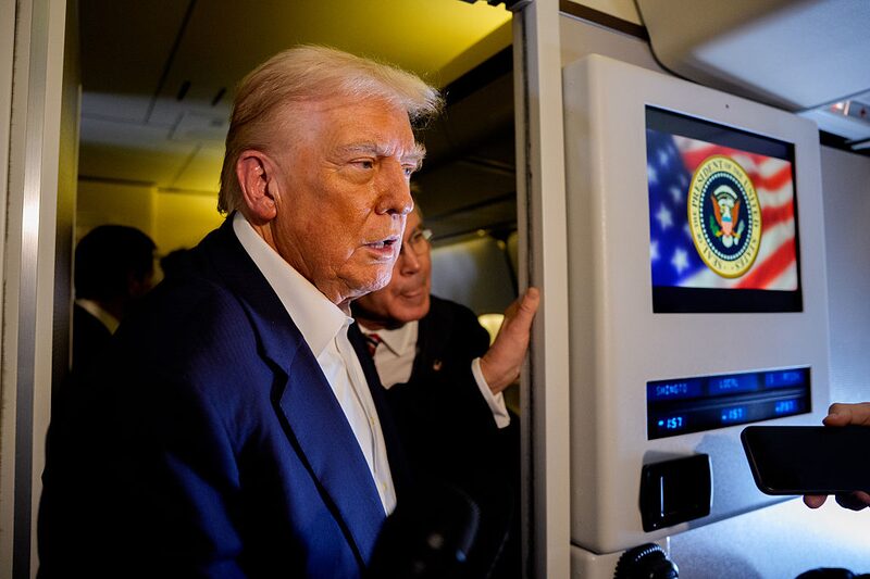 Donald Trump habla con miembros de los medios de comunicación a bordo del Air Force One el 27 de octubre. Donald Trump habla con miembros de los medios de comunicación a bordo del Air Force One el 27 de octubre.