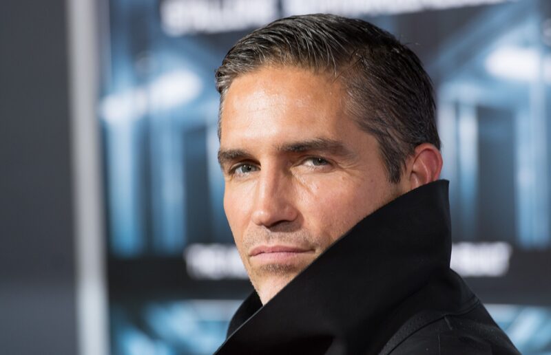Los críticos han relacionado la película de Jim Caviezel con el culto de conspiración de QAnon. Los críticos han relacionado la película de Jim Caviezel con el culto de conspiración de QAnon.