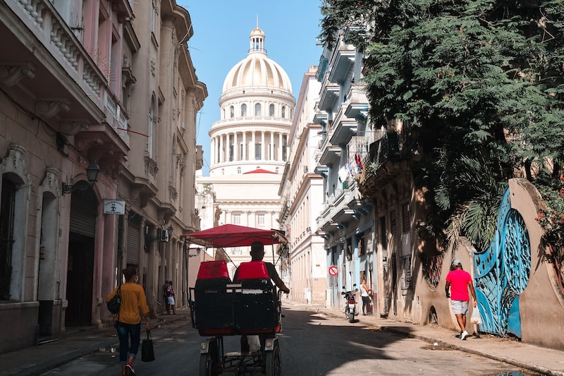 Un bicitaxi se dirige hacia el Capitolio Nacional en La Habana. Fotógrafa: Natalia Favre/Bloomberg. Un bicitaxi se dirige hacia el Capitolio Nacional en La Habana. Fotógrafa: Natalia Favre/Bloomberg.