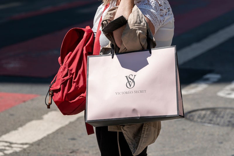 Una clienta lleva una bolsa de compras de Victoria's Secret a la salida de la tienda de la compañía en San Francisco. Fotógrafo: David Paul Morris/Bloomberg. Una clienta lleva una bolsa de compras de Victoria's Secret a la salida de la tienda de la compañía en San Francisco. Fotógrafo: David Paul Morris/Bloomberg.