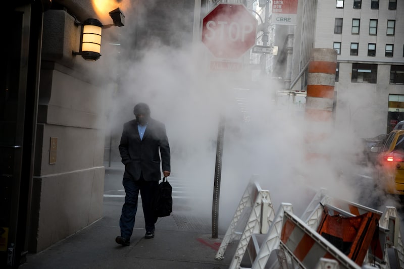 Hombre caminando en la niebla Hombre caminando en la niebla