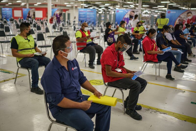 El sector más afectado hasta ahora por la cuarta ola de Covid-19 es el de servicios, ya que los centros de trabajo no están trabajando con toda su capacidad El sector más afectado hasta ahora por la cuarta ola de Covid-19 es el de servicios, ya que los centros de trabajo no están trabajando con toda su capacidad