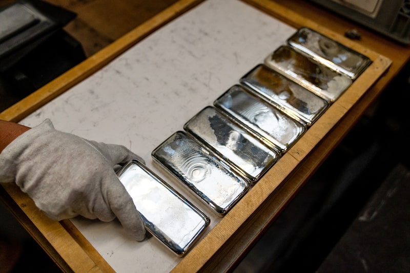 Barras de plata sin pulir. Fotógrafo: Damian Lemanski/Bloomberg. Barras de plata sin pulir. Fotógrafo: Damian Lemanski/Bloomberg.