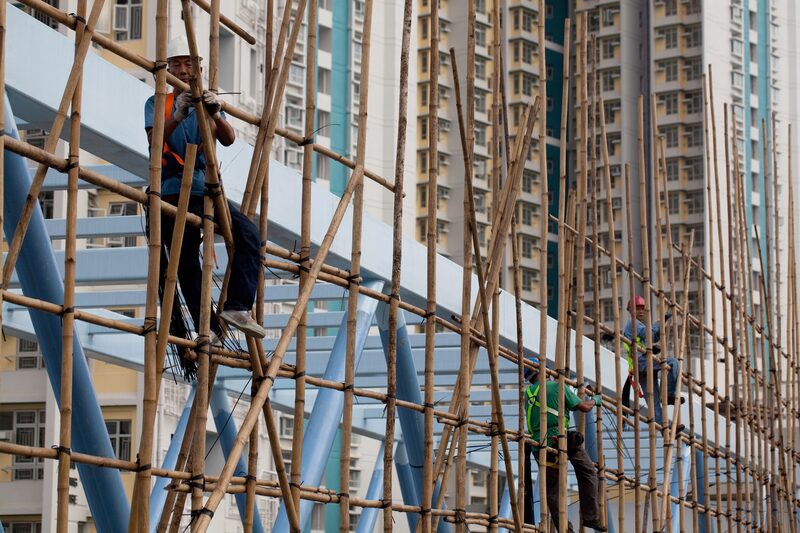 Trabajadores montan andamios de bambú cerca de bloques de pisos residenciales en la zona de Kowloon Bay, en Hong Kong (China), el martes 4 de septiembre de 2012. Trabajadores montan andamios de bambú cerca de bloques de pisos residenciales en la zona de Kowloon Bay, en Hong Kong (China), el martes 4 de septiembre de 2012.