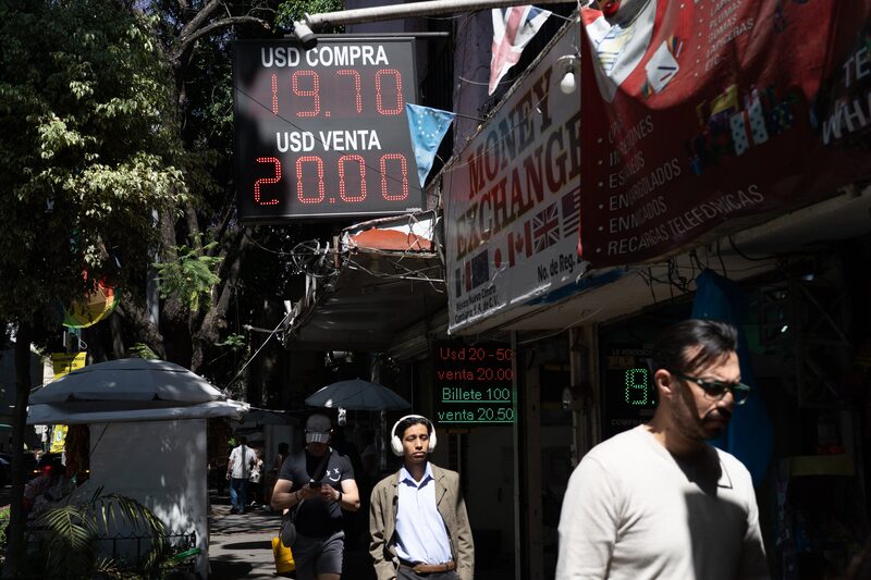 Información sobre el tipo de cambio publicada en la Ciudad de México, México, el viernes 4 de abril de 2025. Información sobre el tipo de cambio publicada en la Ciudad de México, México, el viernes 4 de abril de 2025.