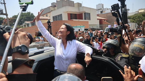 Fujimori se perfila a segunda vuelta mientras votación se extiende por retrasos Fujimori se perfila a segunda vuelta mientras votación se extiende por retrasos