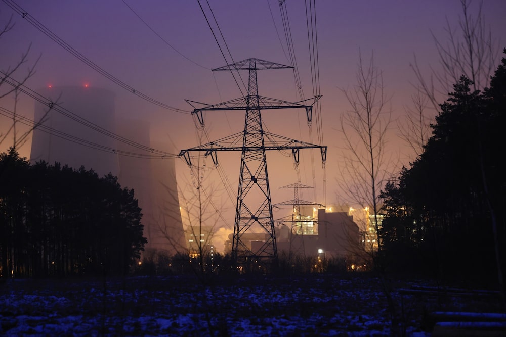 Torres de transmisión de electricidad de alto voltaje en un terreno cubierto de nieve cerca de la central eléctrica de lignito de Jaenschwalde, operada por Lausitz Energy Bergbau AG (LEAG), en Peitz, Alemania, el martes 24 de enero de 2023. Torres de transmisión de electricidad de alto voltaje en un terreno cubierto de nieve cerca de la central eléctrica de lignito de Jaenschwalde, operada por Lausitz Energy Bergbau AG (LEAG), en Peitz, Alemania, el martes 24 de enero de 2023.