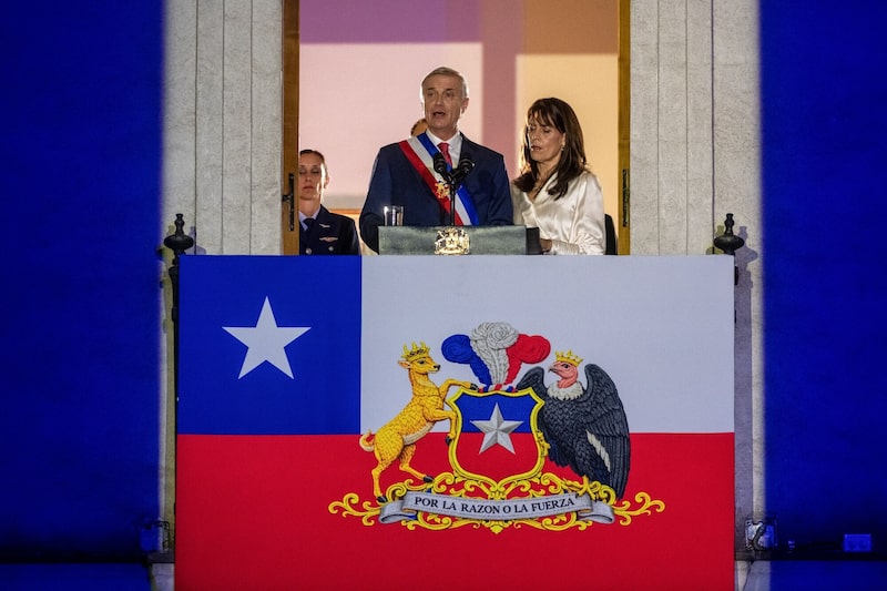 José Antonio Kast, presidente de Chile (a la izquierda), y María Pía Adriasola, primera dama de Chile, durante un discurso pronunciado tras la ceremonia de investidura en el Palacio de La Moneda, en Santiago de Chile. José Antonio Kast, presidente de Chile (a la izquierda), y María Pía Adriasola, primera dama de Chile, durante un discurso pronunciado tras la ceremonia de investidura en el Palacio de La Moneda, en Santiago de Chile.