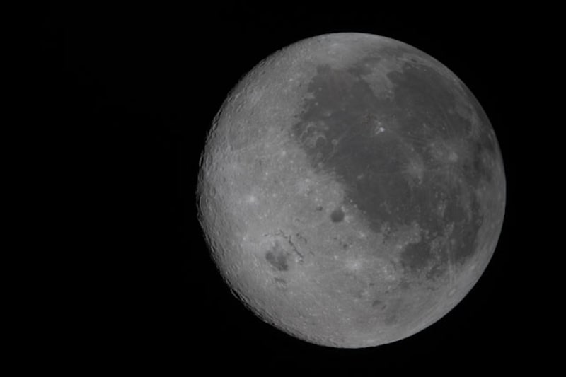 Una imagen desde el Artemis II muestra la cara visible de la Luna a la derecha, reconocible por sus manchas oscuras) y su cara oculta a la izquierda. Una imagen desde el Artemis II muestra la cara visible de la Luna a la derecha, reconocible por sus manchas oscuras) y su cara oculta a la izquierda.