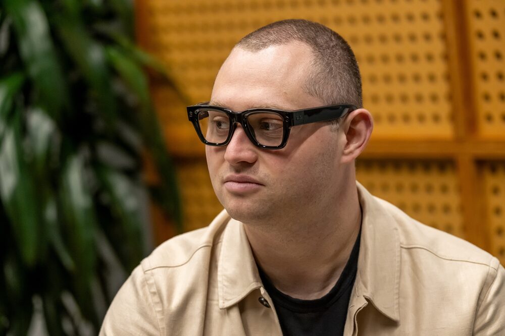 Mark Gurman con las nuevas gafas Meta Ray-Ban Display.Fotógrafo: David Paul Morris/Bloomberg Mark Gurman con las nuevas gafas Meta Ray-Ban Display.Fotógrafo: David Paul Morris/Bloomberg