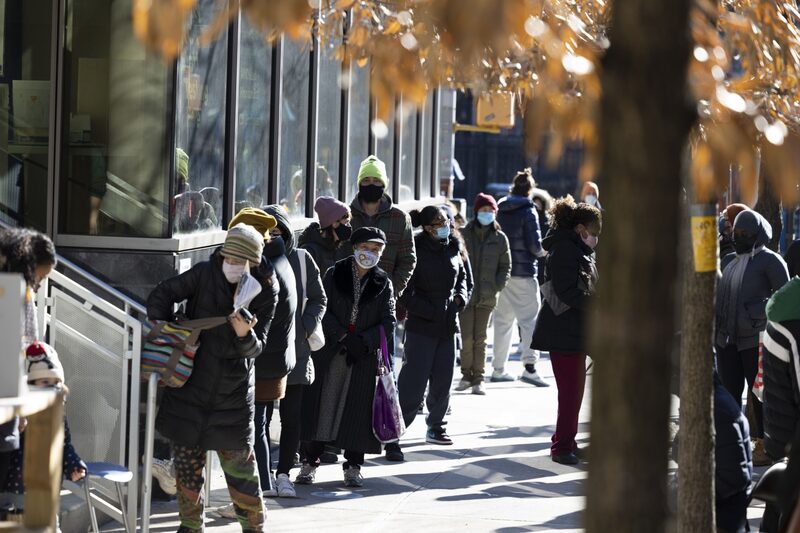 La expectativa de vida cayó 1,8 años, a 77 años. La expectativa de vida cayó 1,8 años, a 77 años.