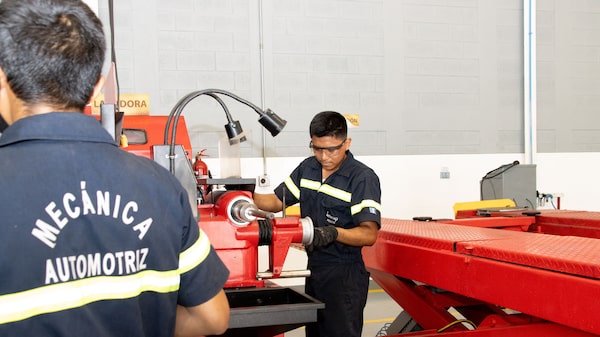 Capacitan a 31 mecánicos que trabajarán en primera planta automotriz en Guatemala Capacitan a 31 mecánicos que trabajarán en primera planta automotriz en Guatemala