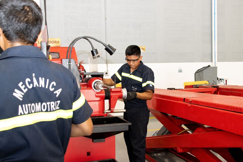 El primer grupo de 31 mecánicos se están capacitando para poder formar parte de la primera planta automotriz en el país a cargo de Yazaki. El primer grupo de 31 mecánicos se están capacitando para poder formar parte de la primera planta automotriz en el país a cargo de Yazaki.