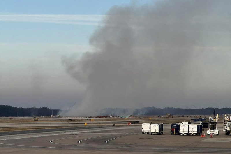 El vuelo 803 de United, un Boeing 777-200ER, regresó sano y salvo a Dulles hacia la 1:20 p.m. del sábado tras experimentar un fallo en el motor durante la salida, dijo la Administración Federal de Aviación. La FAA dijo que investigaría. El vuelo 803 de United, un Boeing 777-200ER, regresó sano y salvo a Dulles hacia la 1:20 p.m. del sábado tras experimentar un fallo en el motor durante la salida, dijo la Administración Federal de Aviación. La FAA dijo que investigaría.