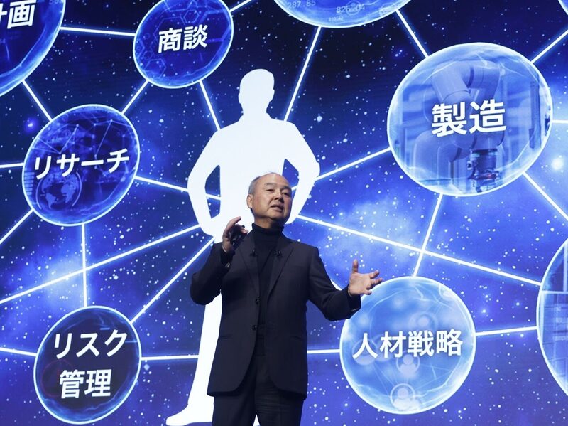 Masayoshi Son tem buscado acelerar os investimentos em tecnologias associadas à inteligência artificial Masayoshi Son tem buscado acelerar os investimentos em tecnologias associadas à inteligência artificial