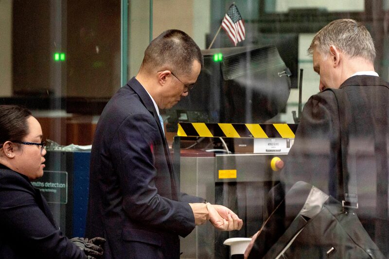 El fundador de Binance, Changpeng Zhao, dejó las comodidades de su casa en Emiratos Arabes, para viajar a Seattle, donde un juez le ordenó pasar cuatro meses en prisión por unas fallas encontradas por el Departamento de Justicia, que permitieron a ciberdelincuentes y grupos terroristas operar libremente en la plataforma, una de las más grandes del mundo. El fundador de Binance, Changpeng Zhao, dejó las comodidades de su casa en Emiratos Arabes, para viajar a Seattle, donde un juez le ordenó pasar cuatro meses en prisión por unas fallas encontradas por el Departamento de Justicia, que permitieron a ciberdelincuentes y grupos terroristas operar libremente en la plataforma, una de las más grandes del mundo.