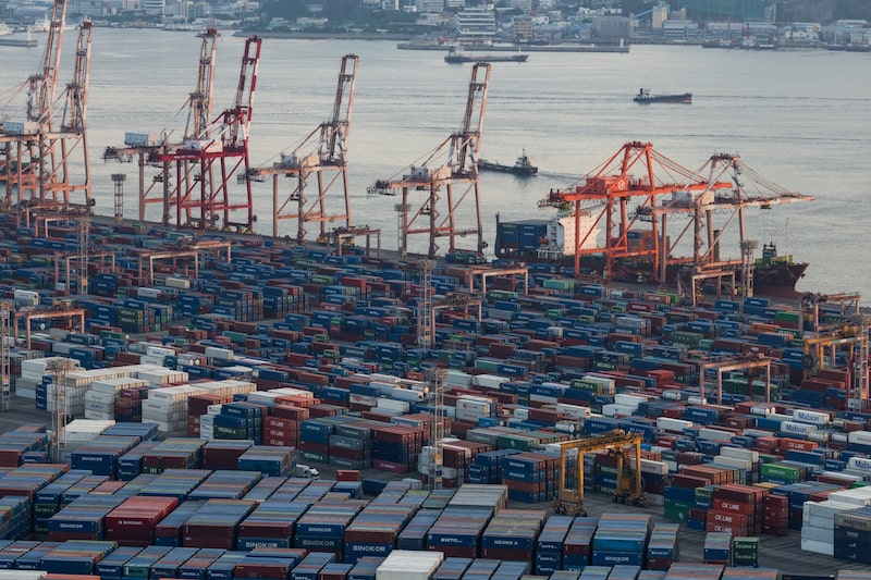 Grúas pórtico y contenedores de transporte en la terminal portuaria de Busan, en Busan, Corea del Sur. Fotógrafo: SeongJoon Cho/Bloomberg Grúas pórtico y contenedores de transporte en la terminal portuaria de Busan, en Busan, Corea del Sur. Fotógrafo: SeongJoon Cho/Bloomberg