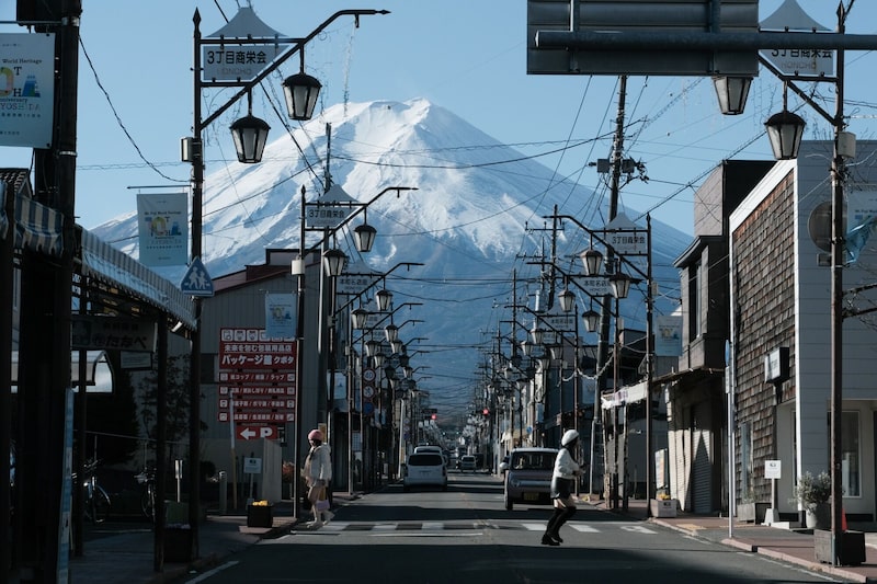 El monte Fuji visto desde una calle comercial en Fujiyoshida, prefectura de Yamanashi, Japón, el martes 28 de noviembre de 2023. El monte Fuji visto desde una calle comercial en Fujiyoshida, prefectura de Yamanashi, Japón, el martes 28 de noviembre de 2023.