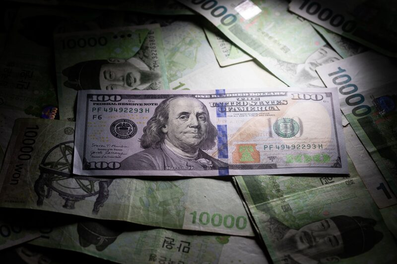 Movimento acontece diante de expectativas de que o banco central dos EUA vai desacelerar seu ritmo de aumentos de taxas de juros ( SeongJoon Cho/Bloomberg) Movimento acontece diante de expectativas de que o banco central dos EUA vai desacelerar seu ritmo de aumentos de taxas de juros ( SeongJoon Cho/Bloomberg)