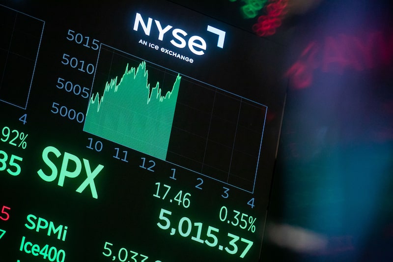 A monitor displays the S&P 500 index crossing 5000 on the floor of the New York Stock Exchange (NYSE) in New York, US, on Friday, Feb. 9, 2024. Mexican discount retailer BBB Foods Inc. priced its initial public offering at the top of a marketed range to raise about $589 million, adding momentum to a rebound in US listings. Photographer: Michael Nagle/Bloomberg A monitor displays the S&P 500 index crossing 5000 on the floor of the New York Stock Exchange (NYSE) in New York, US, on Friday, Feb. 9, 2024. Mexican discount retailer BBB Foods Inc. priced its initial public offering at the top of a marketed range to raise about $589 million, adding momentum to a rebound in US listings. Photographer: Michael Nagle/Bloomberg