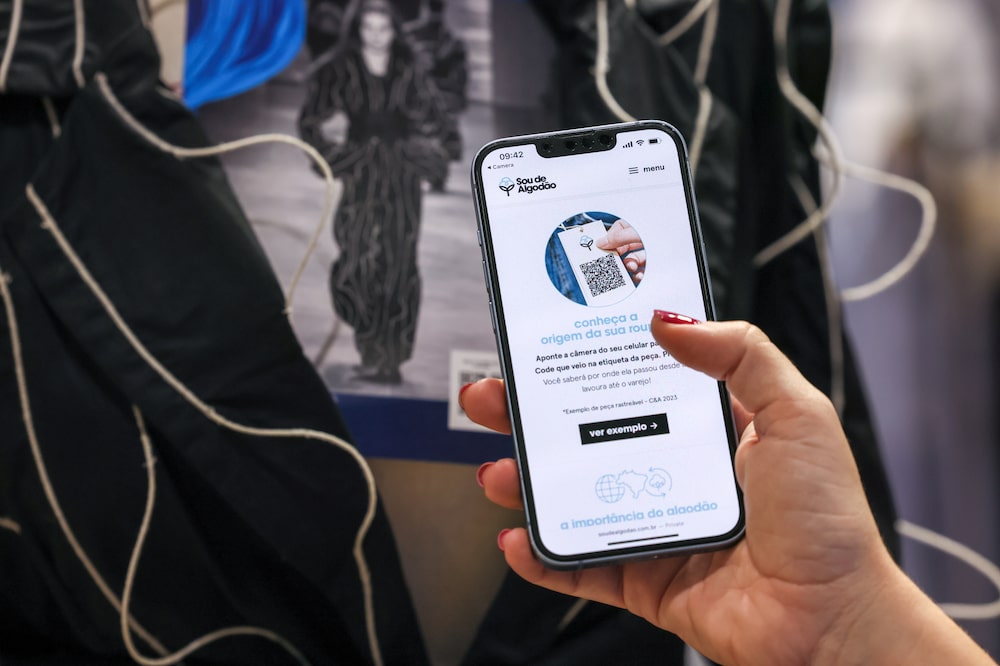 QR Code de peça da SouABR, da Sou de Algodão, mostra cadeia responsável pelo algodão de cada peça QR Code de peça da SouABR, da Sou de Algodão, mostra cadeia responsável pelo algodão de cada peça