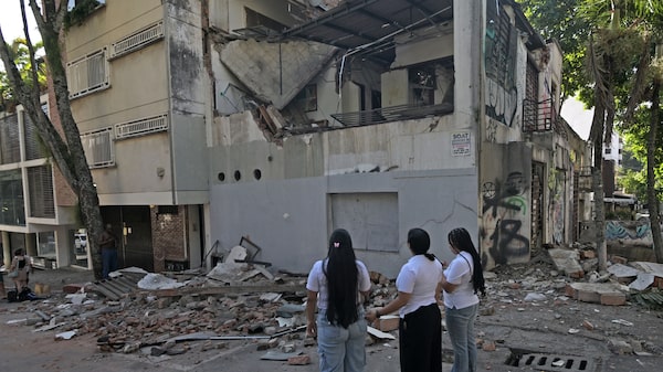 Terremoto de magnitude 7,4 atinge a Colômbia e deixa pessoas presas sob escombros Terremoto de magnitude 7,4 atinge a Colômbia e deixa pessoas presas sob escombros