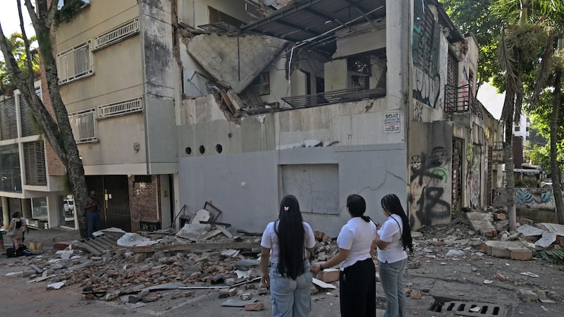 Terremoto de magnitude 7,4 atinge a Colômbia e deixa pessoas presas sob escombros Terremoto de magnitude 7,4 atinge a Colômbia e deixa pessoas presas sob escombros