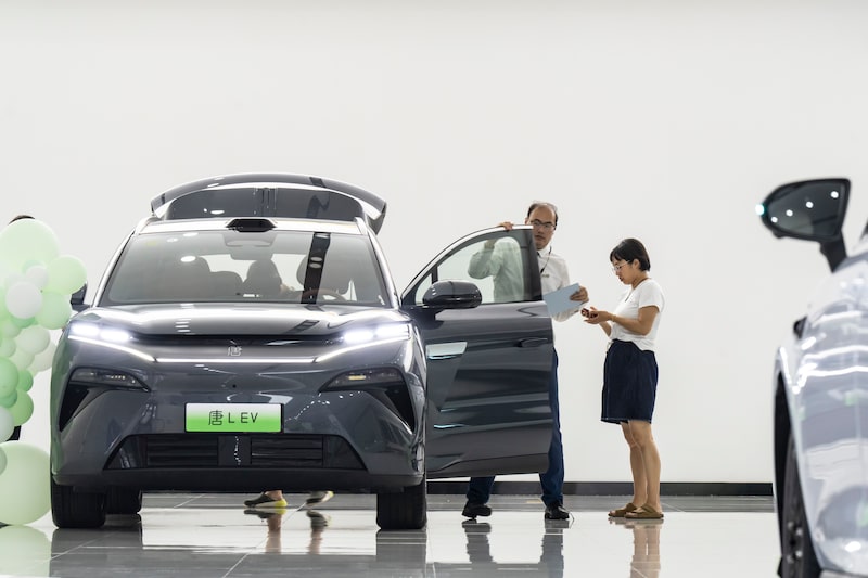 Unos posibles clientes observan un vehículo BYD Tang L en un concesionario de BYD en Shanghái, China. Unos posibles clientes observan un vehículo BYD Tang L en un concesionario de BYD en Shanghái, China.