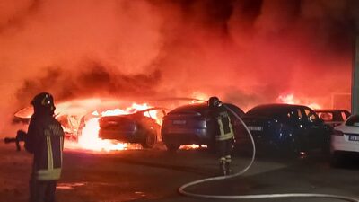 Un incendio en un concesionario de Tesla en Roma deja 17 vehículos dañados Un incendio en un concesionario de Tesla en Roma deja 17 vehículos dañados