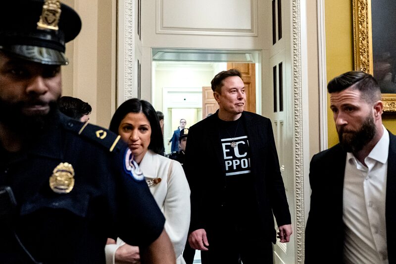 Elon Musk, luciendo su camiseta de “servicio técnico”. Elon Musk, luciendo su camiseta de “servicio técnico”.