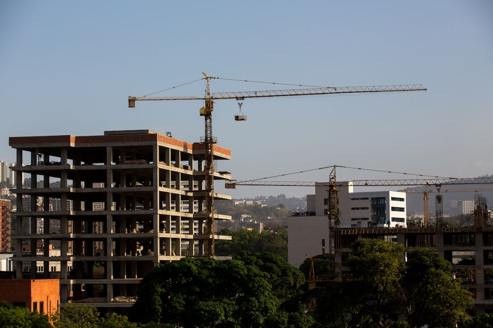Grúas sobre edificios en construcción en la urbanización caraqueña de Las Mercedes, el viernes 8 de junio de 2018. Para el momento, Las Mercedes, conocida por su vida nocturna y restaurantes, estaba experimentando un auge en la construcción de lujo a medida que los venezolanos más ricos estaban invirtiendo en propiedad para proteger su dinero. Fotógrafo: Manaure Quintero / Bloomberg Grúas sobre edificios en construcción en la urbanización caraqueña de Las Mercedes, el viernes 8 de junio de 2018. Para el momento, Las Mercedes, conocida por su vida nocturna y restaurantes, estaba experimentando un auge en la construcción de lujo a medida que los venezolanos más ricos estaban invirtiendo en propiedad para proteger su dinero. Fotógrafo: Manaure Quintero / Bloomberg
