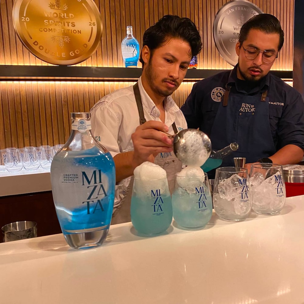 Bartenders preparan cócteles durante el lanzamiento de la marcas Vodka Mizata. Bartenders preparan cócteles durante el lanzamiento de la marcas Vodka Mizata.