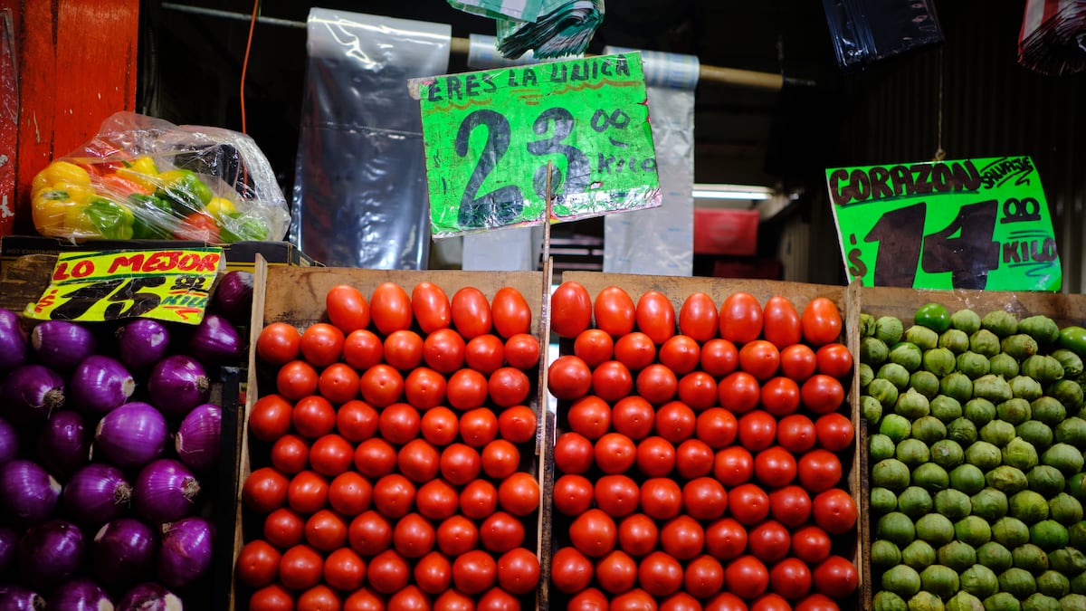 El jitomate, la cebolla y el regreso a clases suben la inflación en septiembre en México