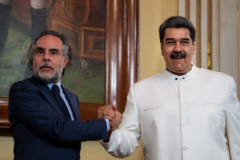 Nicolás Maduro, presidente de Venezuela, estrecha la mano de Armando Benedetti, exembajador de Colombia en Venezuela, durante una reunión en el Palacio de Miraflores en Caracas, Venezuela, el lunes 29 de agosto de 2022. Nicolás Maduro, presidente de Venezuela, estrecha la mano de Armando Benedetti, exembajador de Colombia en Venezuela, durante una reunión en el Palacio de Miraflores en Caracas, Venezuela, el lunes 29 de agosto de 2022.