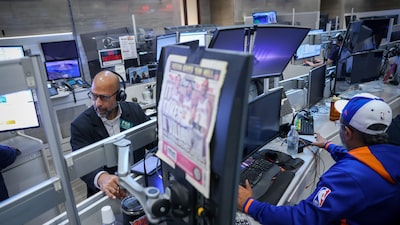 Wall Street cayó tras sólido dato de empleo que impulsó al dólar y golpeó al oro y al bitcoin Wall Street cayó tras sólido dato de empleo que impulsó al dólar y golpeó al oro y al bitcoin