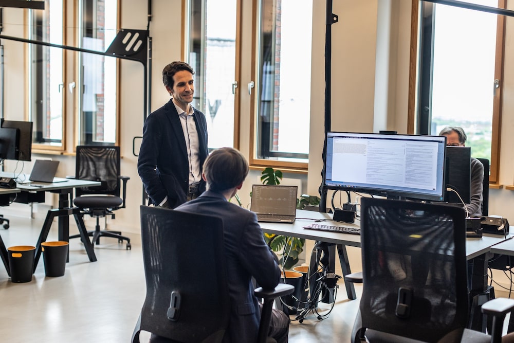 Beckhaus conversando con un compañero en el laboratorio de Freshfields, que actualmente coordina a 30 desarrolladores en todo el mundo. Foto: Nicolo Lanfranchi/Bloomberg Beckhaus conversando con un compañero en el laboratorio de Freshfields, que actualmente coordina a 30 desarrolladores en todo el mundo. Foto: Nicolo Lanfranchi/Bloomberg