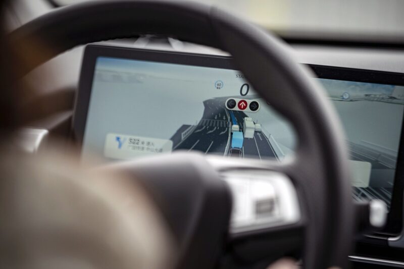 La pantalla del salpicadero muestra el tráfico circundante y las condiciones de la carretera durante una prueba de conducción de la función autónoma en el vehículo eléctrico P5 de XPeng Inc. en Guangzhou, China. La pantalla del salpicadero muestra el tráfico circundante y las condiciones de la carretera durante una prueba de conducción de la función autónoma en el vehículo eléctrico P5 de XPeng Inc. en Guangzhou, China.