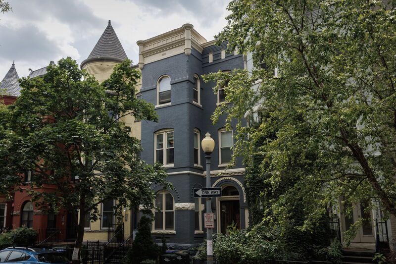 1318 W St. NW en el corredor de U Street de Washington, DC, el viernes 9 de junio de 2023. La historia de la casa adosada de Washington podría parecer una nota a pie de página en la historia mucho más amplia del sector inmobiliario de EE.UU., salvo que tiene que ver con el sistema del Federal Home Loan Bank, de 1,6 billones de dólares, una red autorizada por el Congreso que constituye una parte crucial de las finanzas de EE.UU., pero de la que la mayoría de la gente no sabe casi nada. Fotógrafo: Ting Shen/Bloomberg 1318 W St. NW en el corredor de U Street de Washington, DC, el viernes 9 de junio de 2023. La historia de la casa adosada de Washington podría parecer una nota a pie de página en la historia mucho más amplia del sector inmobiliario de EE.UU., salvo que tiene que ver con el sistema del Federal Home Loan Bank, de 1,6 billones de dólares, una red autorizada por el Congreso que constituye una parte crucial de las finanzas de EE.UU., pero de la que la mayoría de la gente no sabe casi nada. Fotógrafo: Ting Shen/Bloomberg