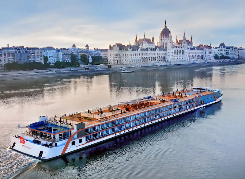 O AmaMagna, navio de largura dupla da AmaWaterways, navega pelo Danúbio em frente ao Parlamento húngaro, em Budapeste O AmaMagna, navio de largura dupla da AmaWaterways, navega pelo Danúbio em frente ao Parlamento húngaro, em Budapeste