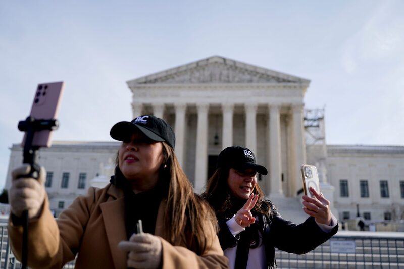 Influencers protestam pelo funcionamento do TikTok do lado da fora da Suprema corte americana, em 10 de janeiro (Foto: Kent Nishimura) Influencers protestam pelo funcionamento do TikTok do lado da fora da Suprema corte americana, em 10 de janeiro (Foto: Kent Nishimura)