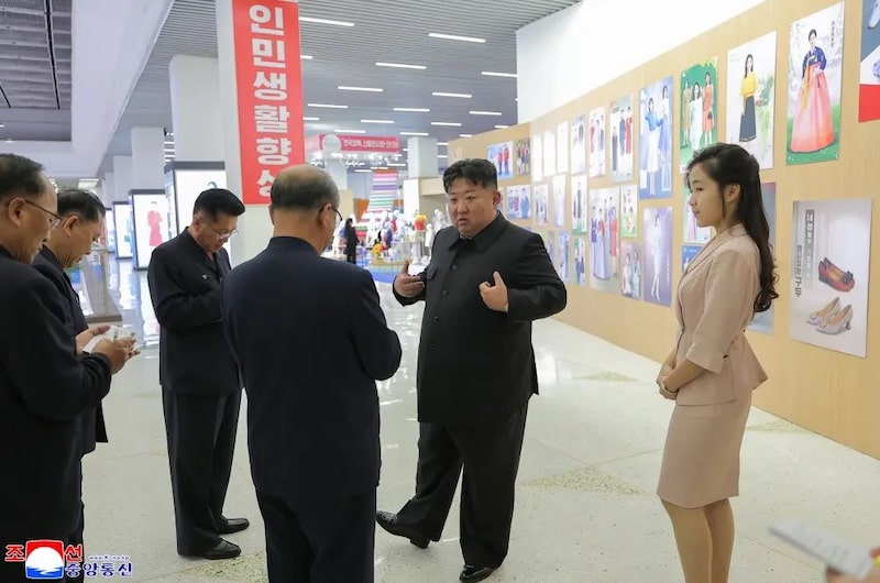 En esta fotografía difundida el lunes por el Gobierno norcoreano, Kim Jong Un, acompañado de su hija Ju-ae, recorre una exposición de ropa y calzado. En esta fotografía difundida el lunes por el Gobierno norcoreano, Kim Jong Un, acompañado de su hija Ju-ae, recorre una exposición de ropa y calzado.