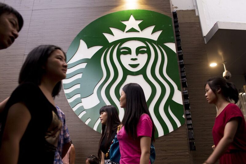 Pedestres passam em frente a uma loja da Starbucks no distrito de Luohu, em Shenzhen, China. (Foto: Brent Lewin/Bloomberg) Pedestres passam em frente a uma loja da Starbucks no distrito de Luohu, em Shenzhen, China. (Foto: Brent Lewin/Bloomberg)