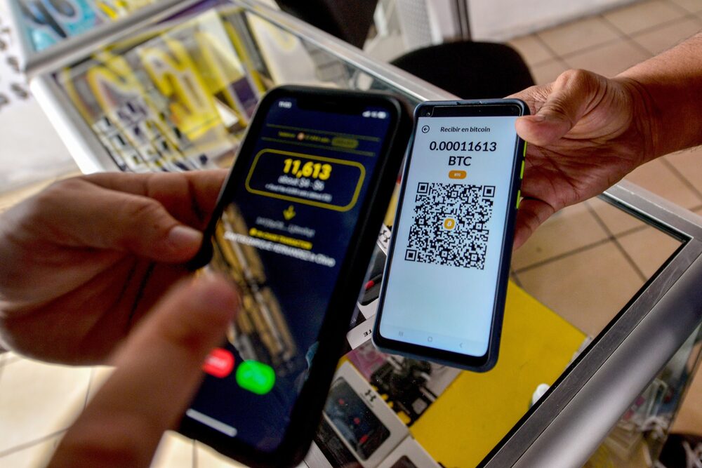 Un cliente paga con bitcoin en una tienda de accesorios para teléfonos celulares el jueves 30 de septiembre de 2021. Un cliente paga con bitcoin en una tienda de accesorios para teléfonos celulares el jueves 30 de septiembre de 2021.