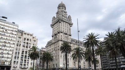 Investidores no Uruguai ampliam aposta no peso em sinal de desdolarização da economia Investidores no Uruguai ampliam aposta no peso em sinal de desdolarização da economia