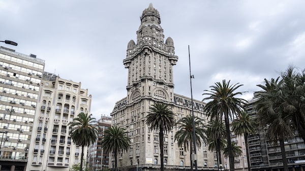 Investidores no Uruguai ampliam aposta no peso em sinal de desdolarização da economia Investidores no Uruguai ampliam aposta no peso em sinal de desdolarização da economia