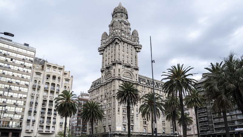 Investidores no Uruguai ampliam aposta no peso em sinal de desdolarização da economia Investidores no Uruguai ampliam aposta no peso em sinal de desdolarização da economia