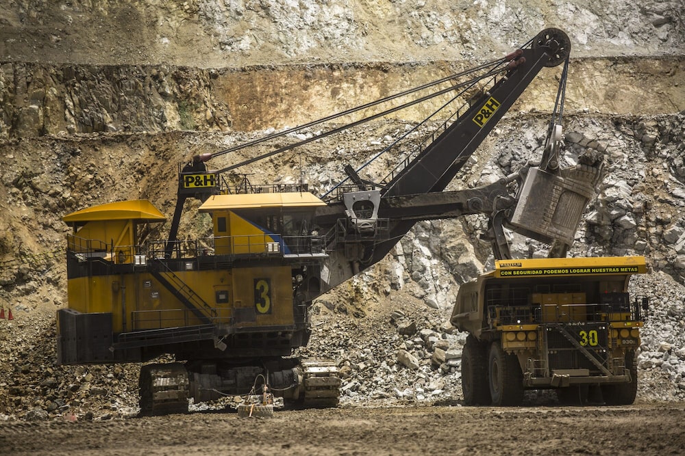 Los camiones mineros transportan minerales para su procesamiento en el yacimiento de Ferrobamba, uno de los tres que explotará Las Bambas, de MMG Ltd., en el distrito de Challhuahuacho, Perú, el lunes 23 de enero de 2017. Los camiones mineros transportan minerales para su procesamiento en el yacimiento de Ferrobamba, uno de los tres que explotará Las Bambas, de MMG Ltd., en el distrito de Challhuahuacho, Perú, el lunes 23 de enero de 2017.