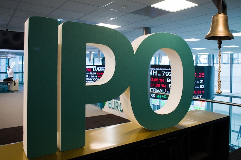 Un letrero con la inscripción "IPO" en la bolsa Euronext de París. Un letrero con la inscripción "IPO" en la bolsa Euronext de París.